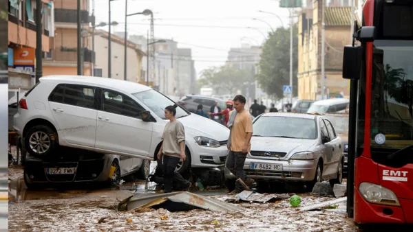 España decreta tres días de luto por decenas de víctimas que dejan las graves inundaciones España decreta tres días de luto por decenas de víctimas que dejan las graves inundaciones
