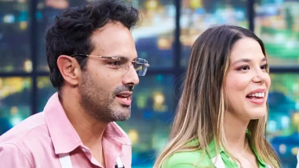 Dominica Duque y Alejandro Estrada deslumbraron con su disfraz de Beetlejuice a un día de Halloween