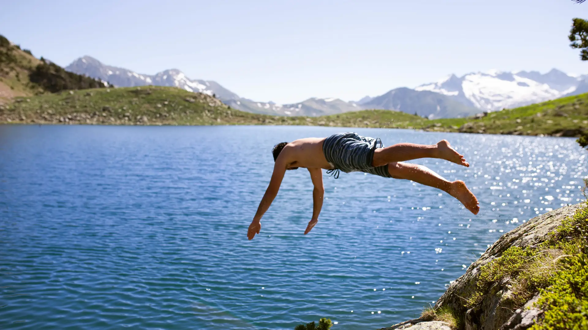 Trabajadores en Suiza regresan a casa nadando en el río Aare: video.