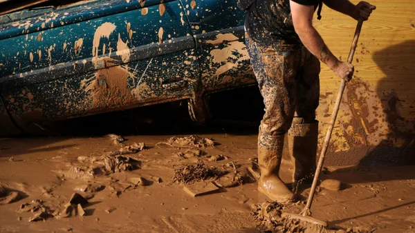 Aficionado arriesgó su vida en el DANA por salvar su colección de camisetas de fútbol Aficionado arriesgó su vida en el DANA por salvar su colección de camisetas de fútbol