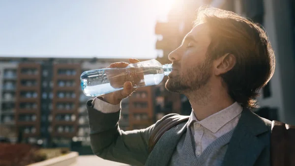Más allá de lo refrescante: los sorprendentes efectos positivos del agua con gas en la salud
