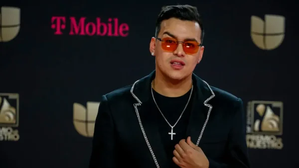 ¿Escalofriante? Yeison Jiménez se quedó encerrado en un ascensor lleno de personas: así lo vivieron