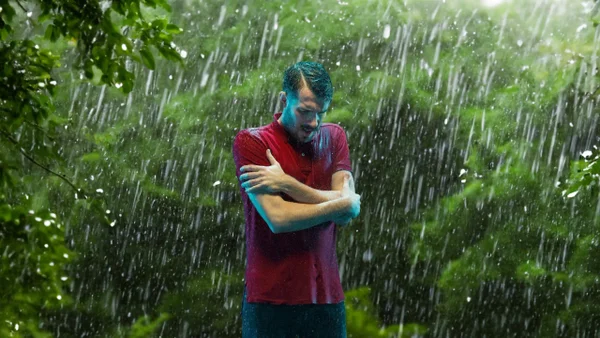 ¿Debería bañarse después de mojarse en un día lluvioso?