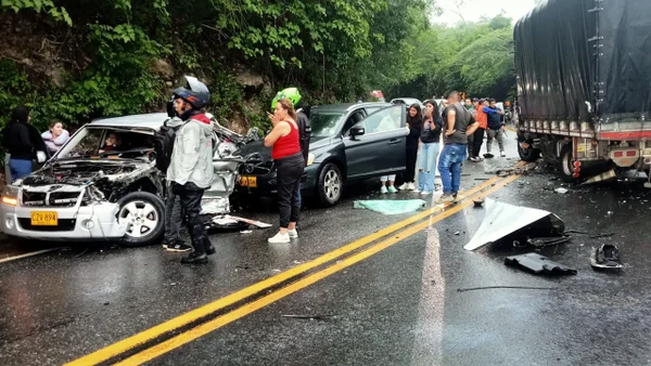 Fuerte accidente se presentó en la vía Anapoima - Apulo: varios vehículos tuvieron graves daños