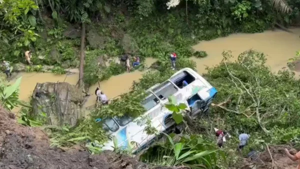 En video: una persona falleció y 14 están heridas tras la caída de un bus a un abismo en el Catatumbo