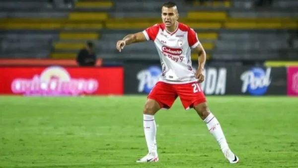 ¡Brutal patada! Jhon Duque quedó herido tras impactante golpe de Holgado en pleno partido: video