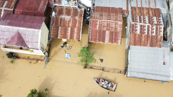 Autoridades evacuaron a miles de personas en Filipinas por paso de tifón Usagi Autoridades evacuaron a miles de personas en Filipinas por paso de tifón Usagi