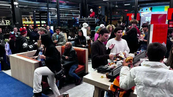 Famoso restaurante de comida rápida hace alianza con marca de ropa colombiana