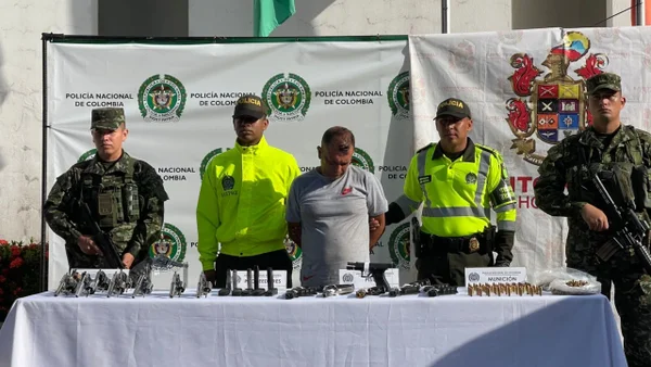 Descubrieron un arsenal que pertenecería al Clan del Golfo camuflado en una camioneta