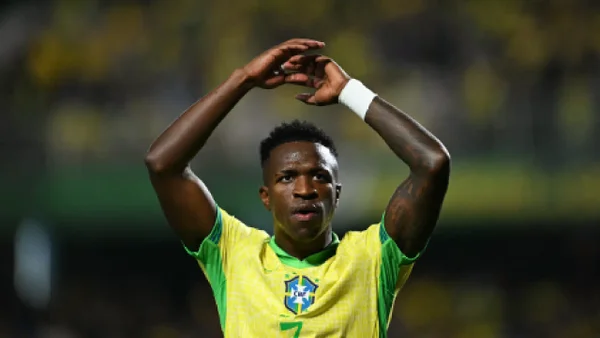 ¡Era un golazo de Vinicius y el palo le dijo que no! Increíble jugada de Brasil vs. Venezuela