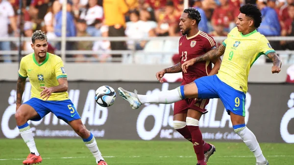 ¿No era roja?: vea la escalofriante patada de Vanderson en Venezuela vs. Brasil