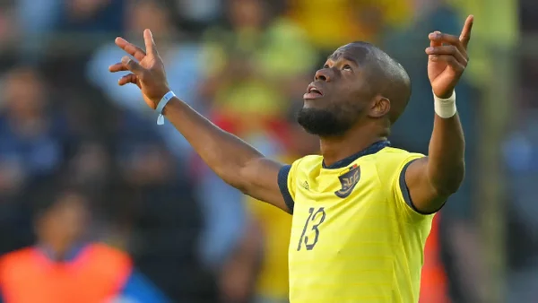 José Sagredo y una mano insólita que terminó con penalti para Ecuador: Enner Valencia no falló