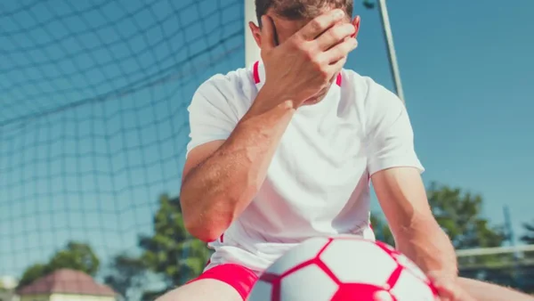 ¿Daños cerebrales irreversibles? El riesgo de los cabezazos repetidos en el fútbol