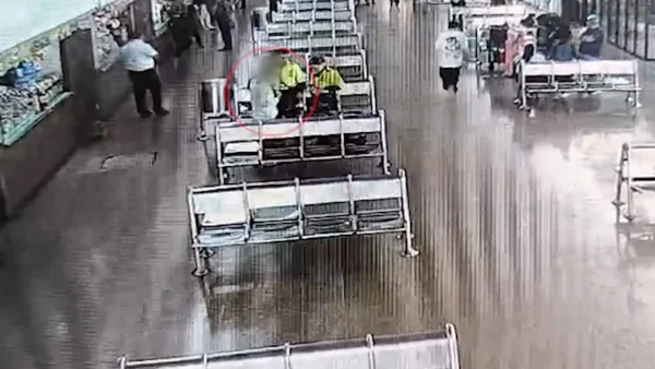 Video | Joven viajaba con uniformes militares y munición: así lo descubrieron en la terminal del Salitre Video | Joven viajaba con uniformes militares y munición: así lo descubrieron en la terminal del Salitre