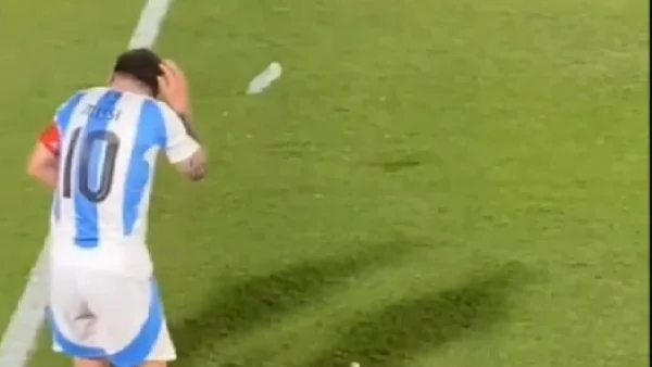 VIDEO: reacción de Lionel Messi luego de que le lanzaron una botella desde la tribuna vs. Paraguay VIDEO: reacción de Lionel Messi luego de que le lanzaron una botella desde la tribuna vs. Paraguay