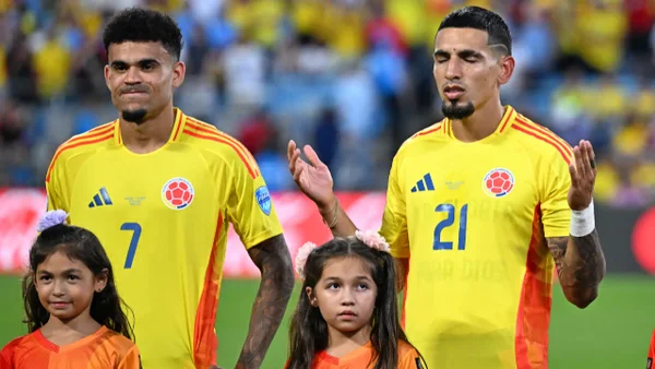 En medio de un ambiente ardiente: así sonó el himno de Colombia en Uruguay