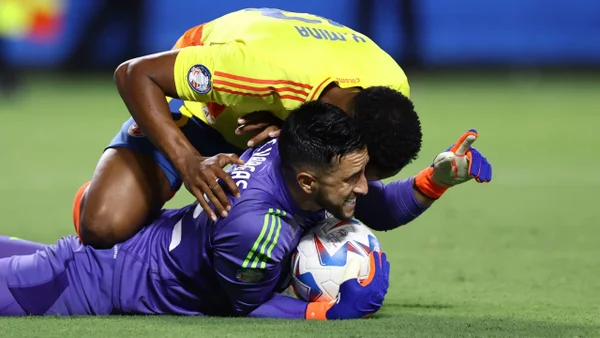 Monumental atajada de Camilo Vargas que evitó el gol de Uruguay: Maxi Araujo no lo pudo creer Monumental atajada de Camilo Vargas que evitó el gol de Uruguay: Maxi Araujo no lo pudo creer