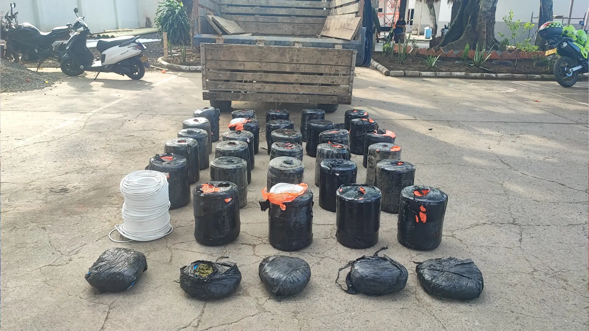 Incautan cargamento de droga y material para fabricar explosivos en un camión abandonado en Valle