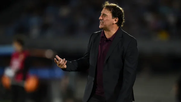 Néstor Lorenzo salió en defensa de Luis Díaz: “En Sudamérica es otro fútbol” Néstor Lorenzo salió en defensa de Luis Díaz: “En Sudamérica es otro fútbol”