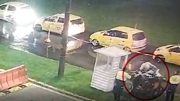 Habitante de calle fue sorprendido por las autoridades con un arma de fuego escondida en su carreta Habitante de calle fue sorprendido por las autoridades con un arma de fuego escondida en su carreta
