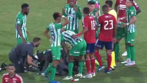 Tremendo golpe: Marquínez quedó inconsciente y fue expulsado para Nacional