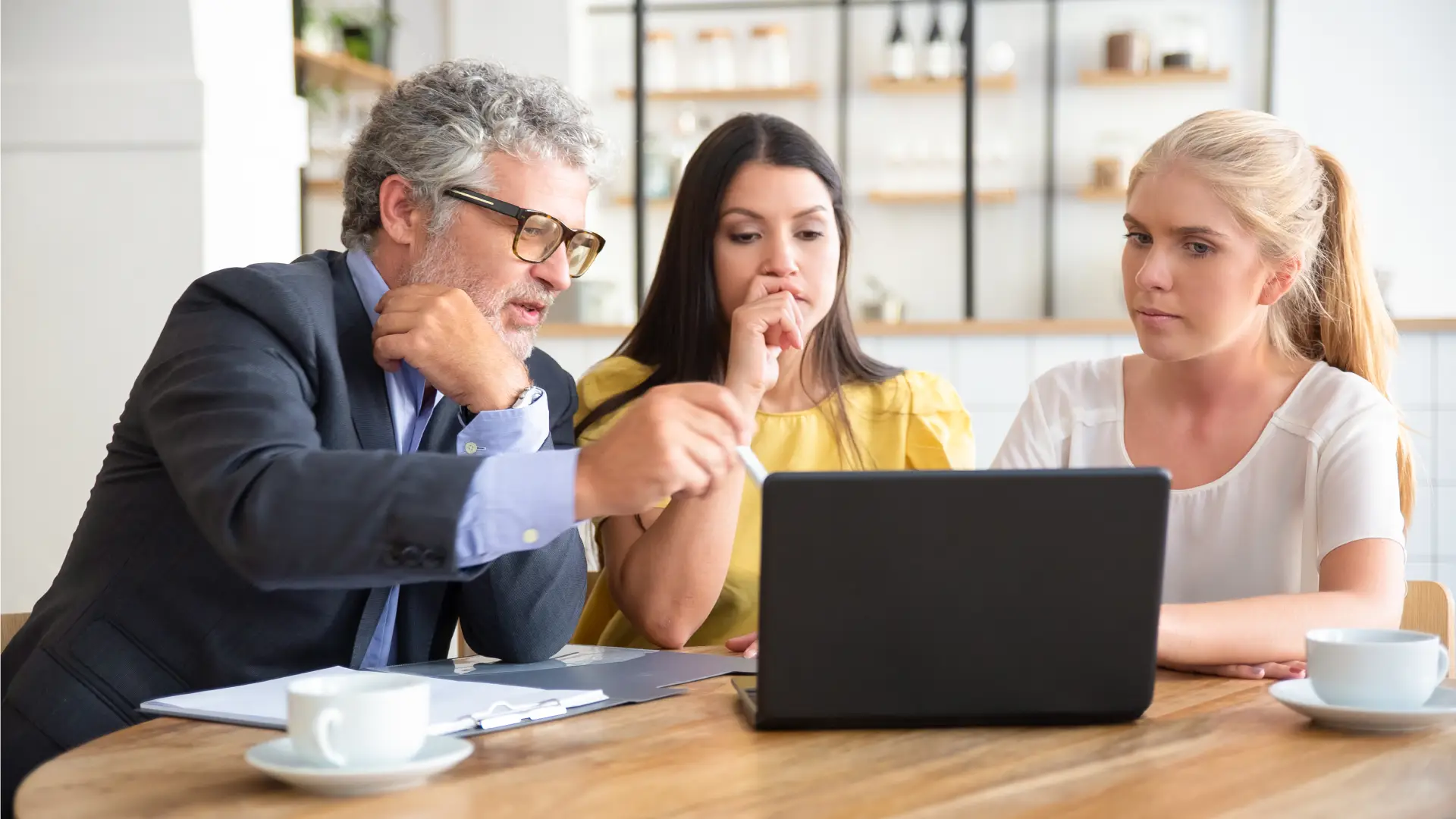 Hasta qué edad se debe pagar la cuota alimentaria en Colombia.