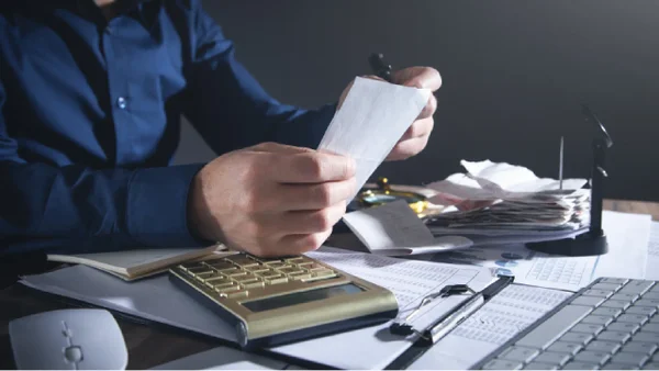 Las tres conductas que debe evitar para no endeudarse, según la inteligencia artificial Las tres conductas que debe evitar para no endeudarse, según la inteligencia artificial