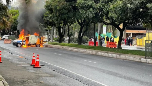 Violencia en Medellín: encapuchados incendiaron vehículo de la Secretaría de Movilidad