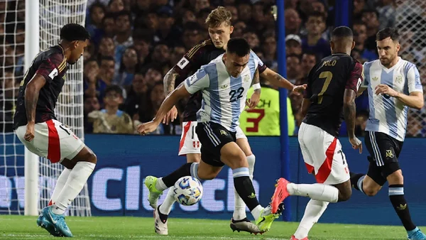 ¡Espectacular volea de Lautaro Martínez y se abrió el marcador vs. Perú! Vea el golazo