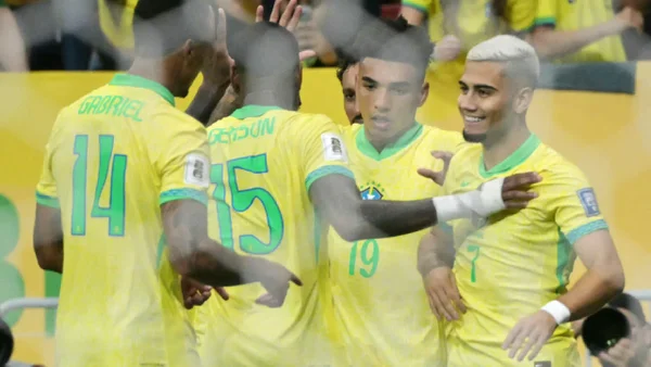 VIDEO: El soberbio golazo de Gerson le devolvió la vida a Brasil en duelo con Uruguay