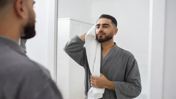 ¿Por qué en algunos países los hombres prefieren orinar sentados? Conozca los beneficios