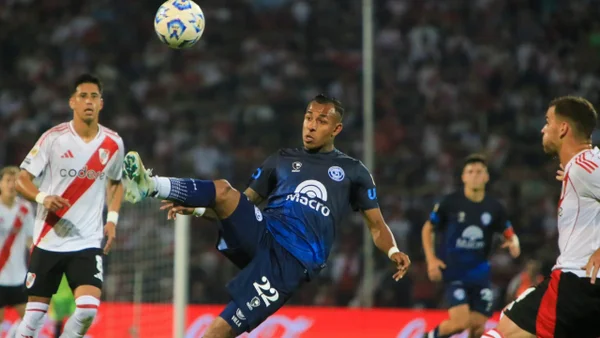 Con gol y asistencia, Sebastián Villa dejó sin posibilidades a River Plate en la Liga argentina