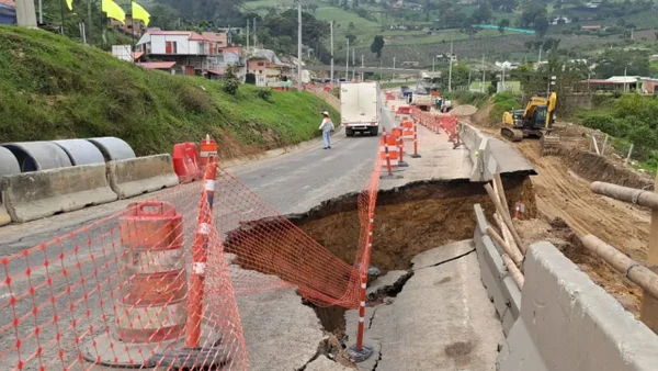 Enorme hueco en la vía Bogotá - Girardot por desprendimiento del pavimento