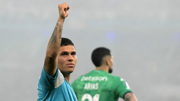 "Más grande no puede ser": 'Juanfer' ayudó a dos hinchas de Racing y rompieron en lágrimas "Más grande no puede ser": 'Juanfer' ayudó a dos hinchas de Racing y rompieron en lágrimas