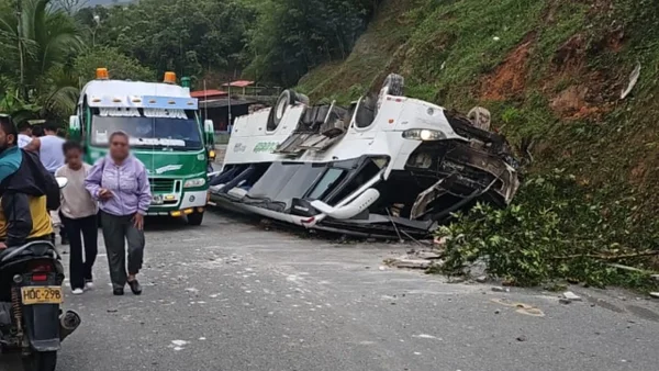 Aparatoso accidente en Yolombó, Antioquia: un bus con 20 pasajeros se volcó