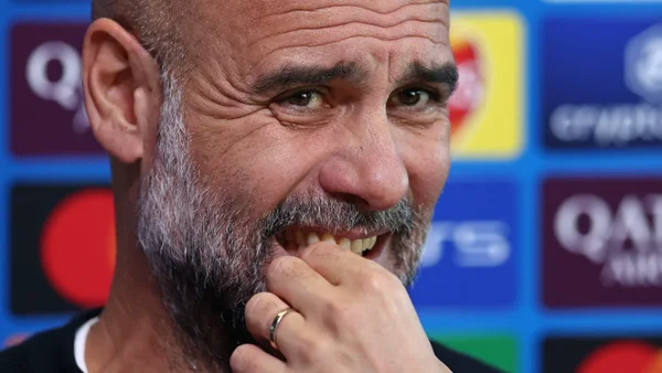 De no creer: Pep Guardiola sorprendió con su rostro golpeado en zona mixta