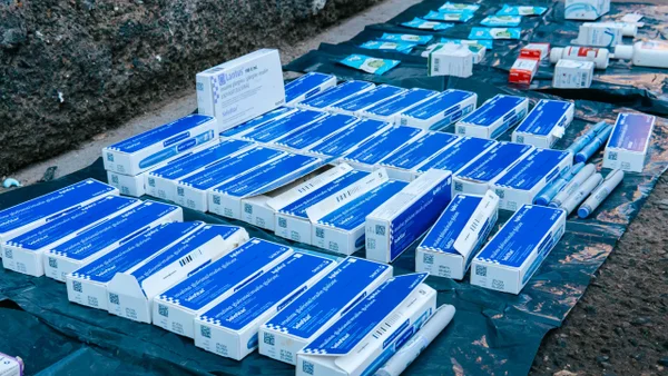 Decomisaron medicamentos vencidos en Bogotá: eran comercializados en la calle Decomisaron medicamentos vencidos en Bogotá: eran comercializados en la calle