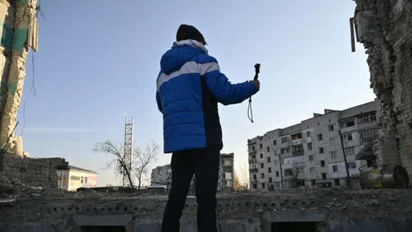 ¿Qué es el polémico "turismo de guerra", que está llegando a Ucrania?