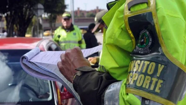 ¿Un agente de tránsito puede revisar su celular? Esto dice la ley en Colombia
