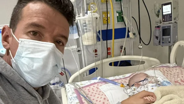Con nostálgico mensaje, Rigo celebró que su hijo salió de la UCI tras 11 días