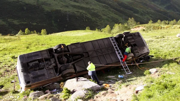 Confirman la muerte de dos colombianas tras accidente de bus en Los Pirineos, Francia