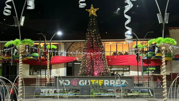 Gigantesco pesebre construido con más de 15.000 botellas recicladas cerca de Bogotá