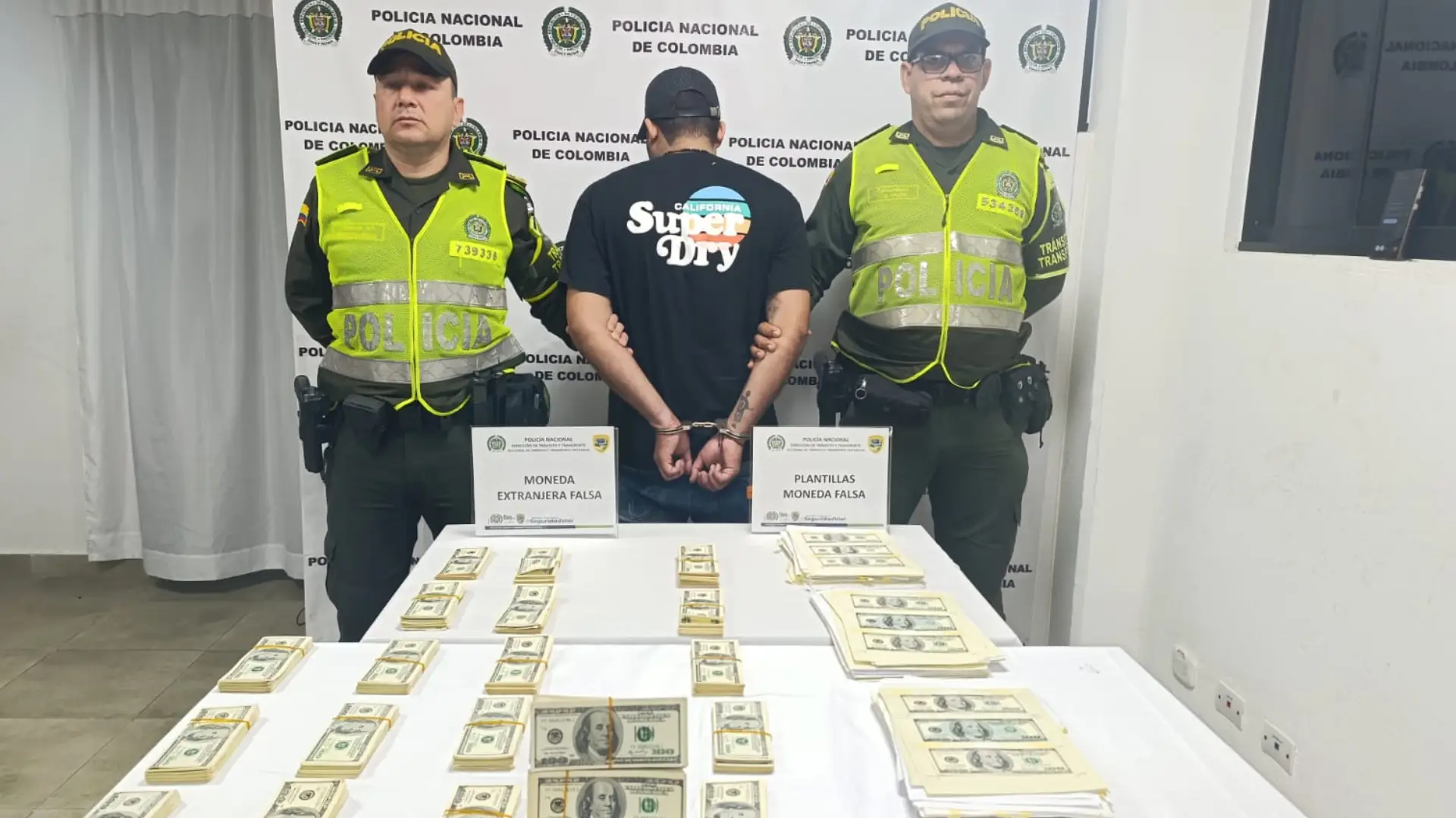 Persona sorprendida con dólares falsos.