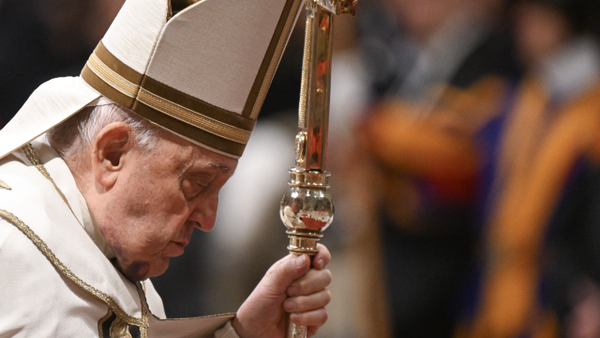 El papa Francisco apareció con un moretón en la barbilla: ¿qué le pasó?