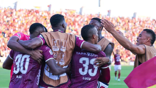 El Tolima vs. Once Caldas se detuvo por algunos minutos ¿Estrategia de la hinchada?
