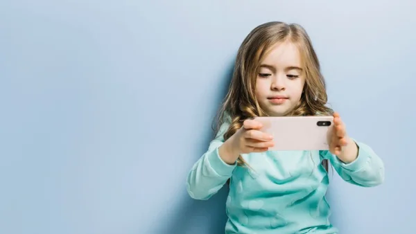 Niños en el ciberespacio: autoridades advierten principales riesgos en línea para los menores