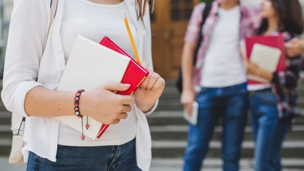 Universidad colombiana lanza plan de becas y reintegros para evitar la deserción de estudiantes