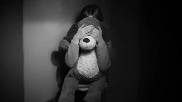 Condenan a mujer que explotó sexualmente a su prima por dinero y un celular