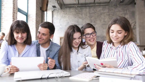 Las carreras donde la Inteligencia Artificial está revolucionando el mundo laboral Las carreras donde la Inteligencia Artificial está revolucionando el mundo laboral