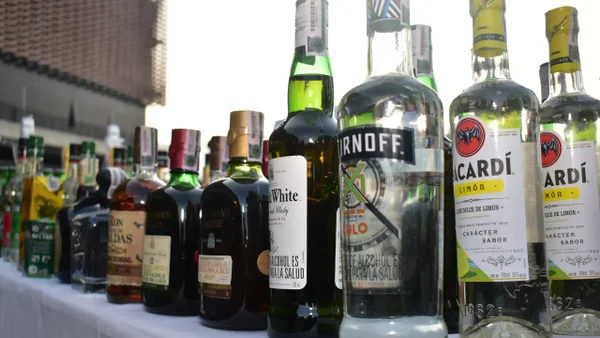 Cámaras ocultas de la Policía revelaron redes de licor adulterado: más de 7.000 botellas incautadas